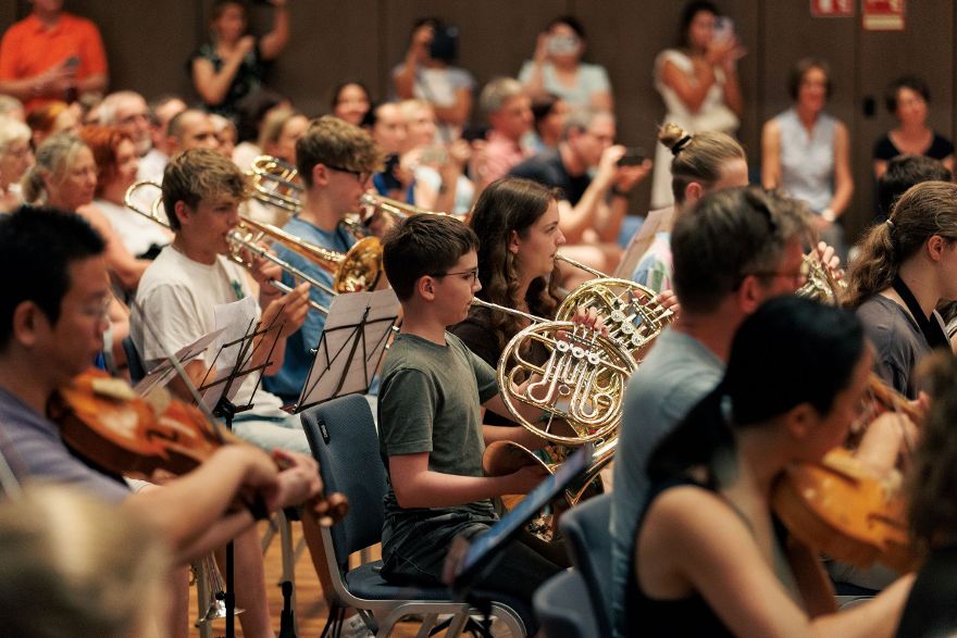Kinder und Jugendliche, die unterschiedliche Instrumente spielen